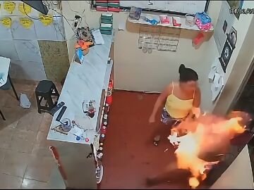 Una mujer quema vivo a su marido tras un ataque de celos