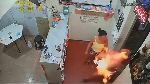 Una mujer quema vivo a su marido tras un ataque de celos Una mujer quema vivo a su marido tras un ataque de celos