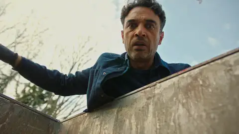 Eren se queda en shock tras descubrir a Ilgaz en un contenedor con una herida de bala Eren se queda en shock tras descubrir a Ilgaz en un contenedor con una herida de bala