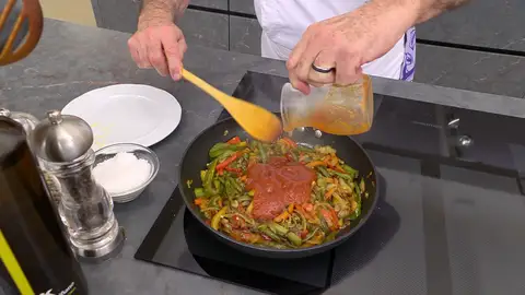 Añade también el pimiento verde y el rojo troceado Añade también el pimiento verde y el rojo troceado