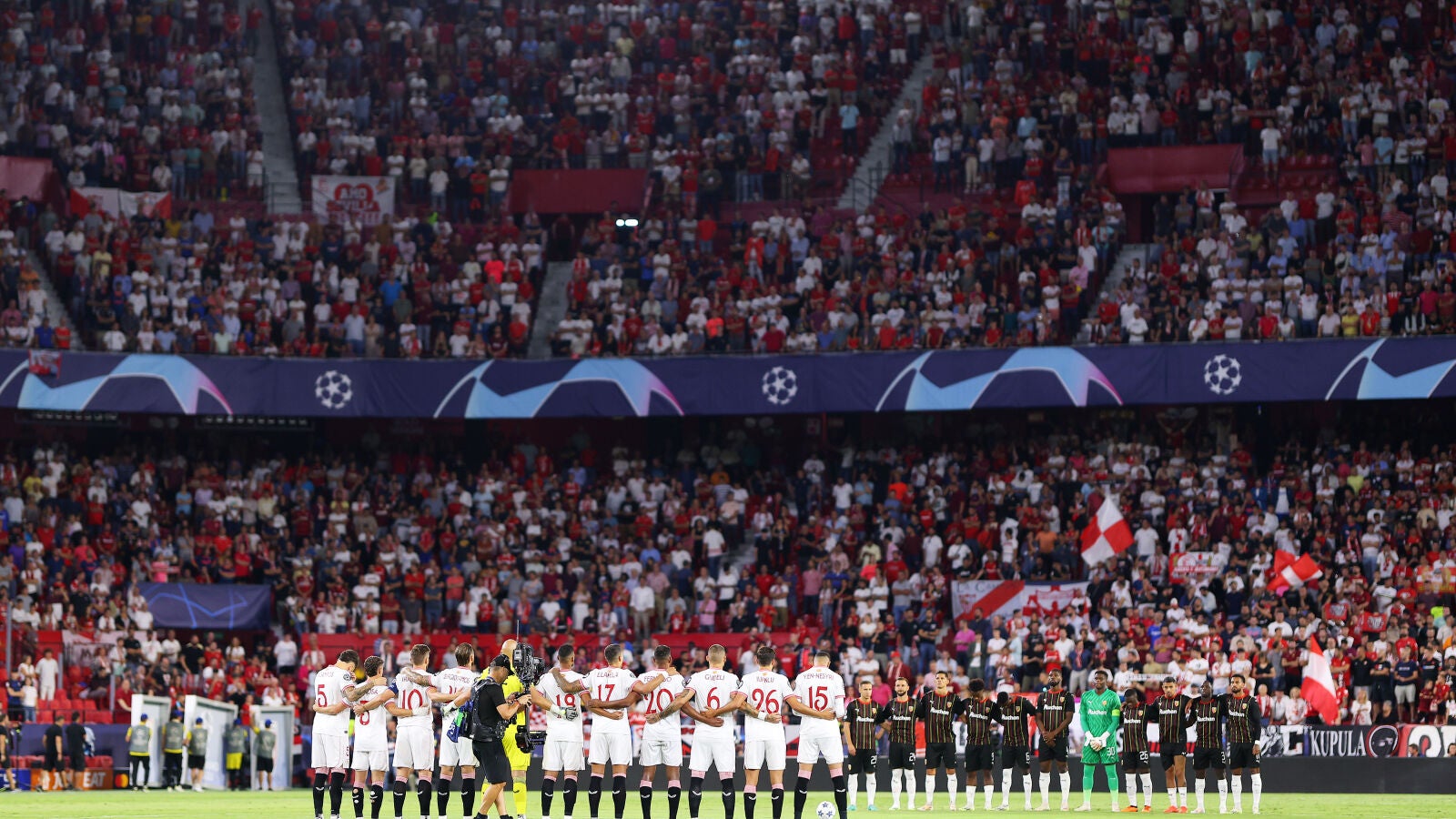 Francia prohíbe a los hinchas del Sevilla viajar a Lens para el partido de Champions