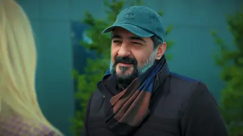 Akif, tras ver que Suzan no va a perdonarlo, intenta reconquistar a Nebahat... ¿lo conseguirá? Akif, tras ver que Suzan no va a perdonarlo, intenta reconquistar a Nebahat... ¿lo conseguirá?