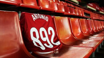 Camiseta de homenaje a Antonio Trujillo, aficionado nazarí fallecido