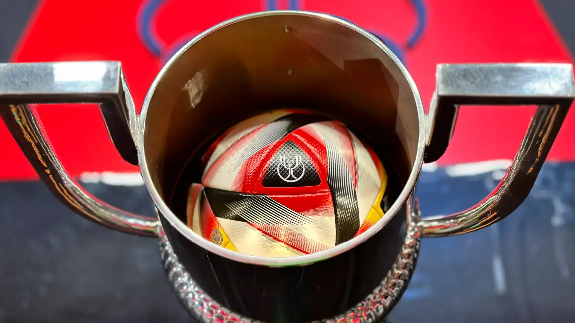 Imagen del bal&oacute;n oficial y el trofeo de la Copa del Rey 2023-2024