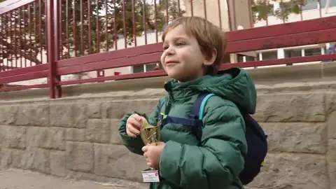 El niño con su trofeo El niño con su trofeo