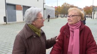 Dos pensionistas hablando de la subida de las pensiones
