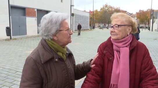 Dos pensionistas hablando de la subida de las pensiones