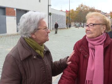 Dos pensionistas hablando de la subida de las pensiones