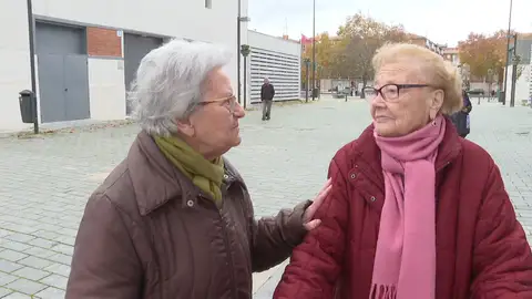 Dos pensionistas hablando de la subida de las pensiones Dos pensionistas hablando de la subida de las pensiones