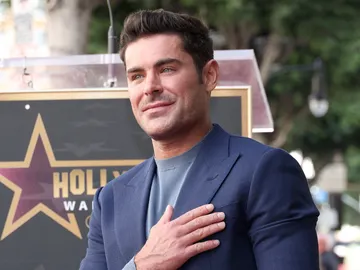 Zac Efron al recibir su estrella en el Paseo de la Fama Zac Efron al recibir su estrella en el Paseo de la Fama