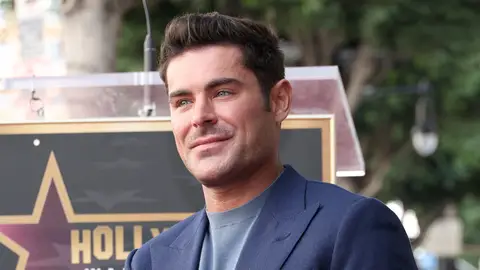 Zac Efron al recibir su estrella en el Paseo de la Fama Zac Efron al recibir su estrella en el Paseo de la Fama