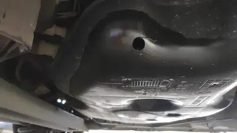 Uno de los agujeros en un depósito de gasolina Uno de los agujeros en un depósito de gasolina