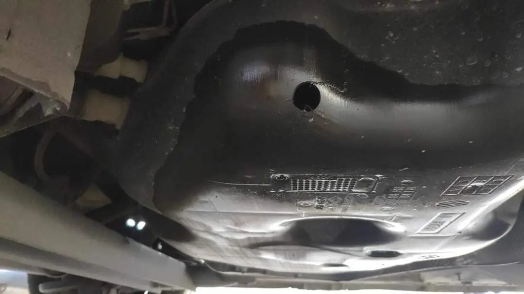 Uno de los agujeros en un dep&oacute;sito de gasolina