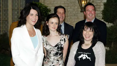 Amy Sherman-Palladino, creadora de Las Chicas Gilmore, junto a Lauren Graham y Alexis Bledel Amy Sherman-Palladino, creadora de Las Chicas Gilmore, junto a Lauren Graham y Alexis Bledel