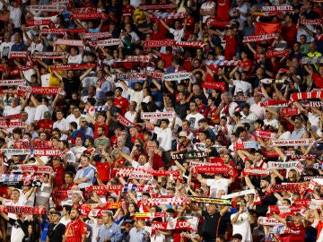 Aficionados del Sevilla FC en el estadio Sánchez Pizjuán