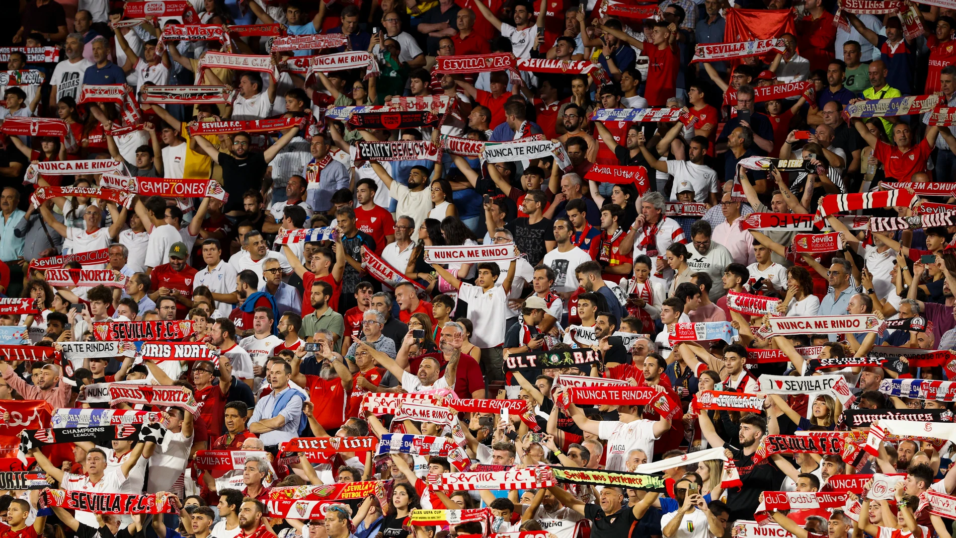 Aficionados del Sevilla FC en el estadio Sánchez Pizjuán