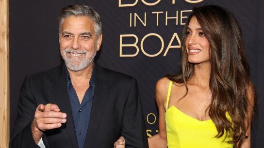 George Clooney y su mujer Amal en la premiere de The Boys in the Boat