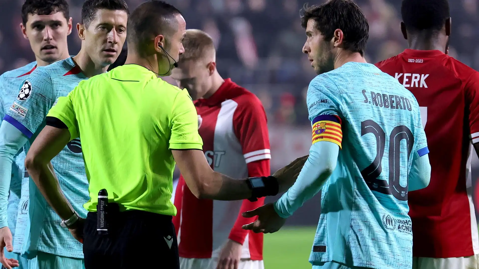 Sergi Roberto protesta una acción contra el Amberes Sergi Roberto protesta una acción contra el Amberes