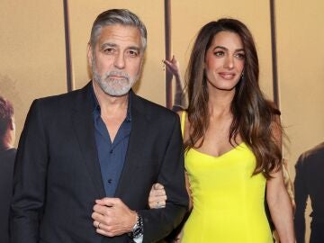 George Clooney y su mujer Amal en la premiere de The Boys in the Boat en Los Angeles