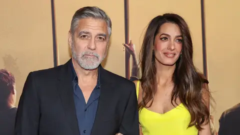 George Clooney y su mujer Amal en la premiere de The Boys in the Boat en Los Angeles