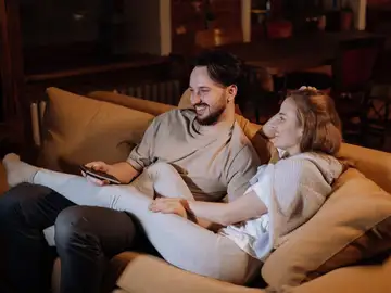 Una pareja en el sofá Una pareja en el sofá