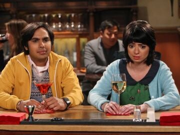 Kunal Nayyar y Kate Micucci como Raj y Lucy en la temporada 6 de The Big Bang Theory, episodio The Love Spell Potential