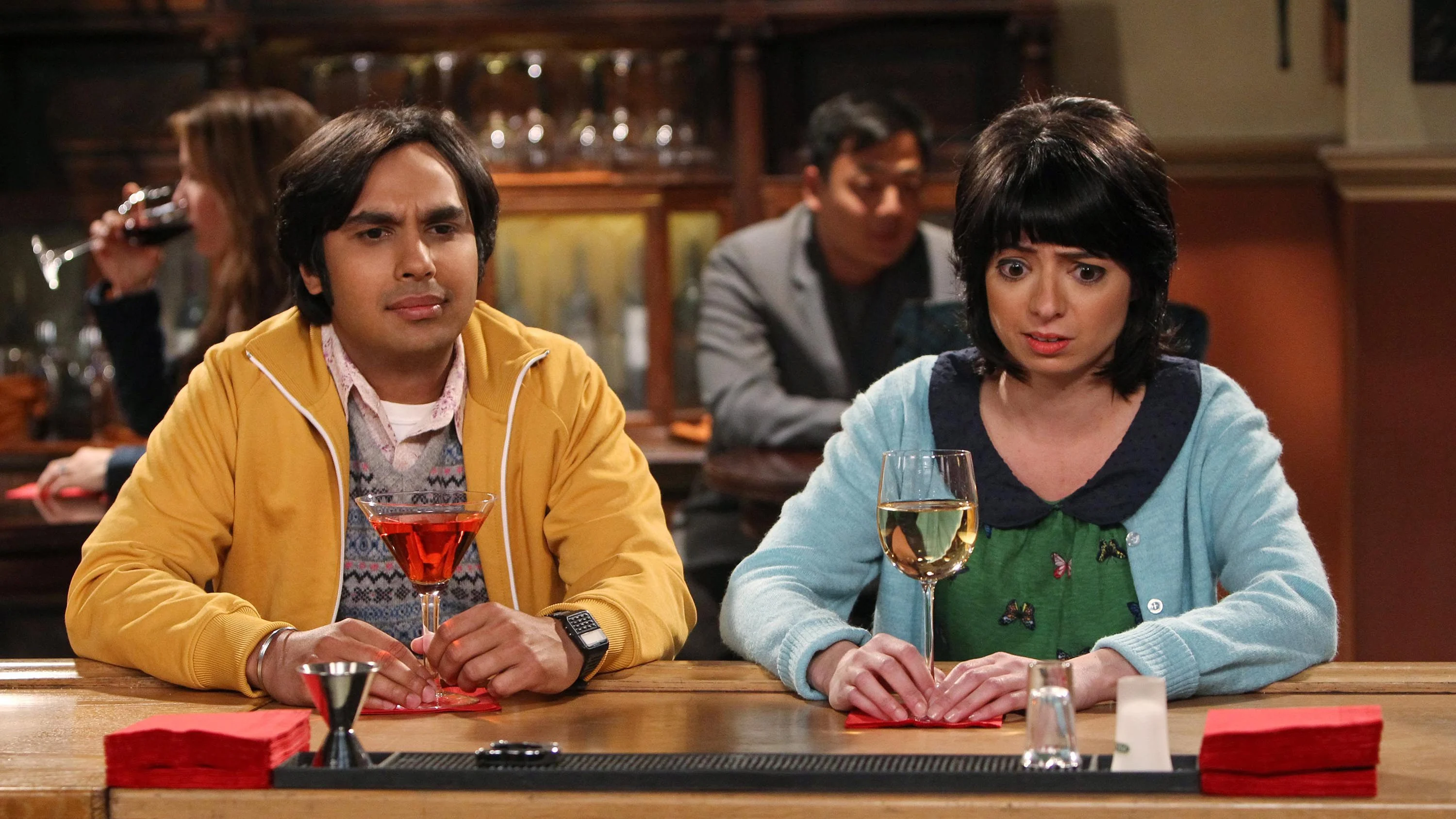 Kunal Nayyar y Kate Micucci como Raj y Lucy en la temporada 6 de The Big Bang Theory, episodio The Love Spell Potential Kunal Nayyar y Kate Micucci como Raj y Lucy en la temporada 6 de The Big Bang Theory, episodio The Love Spell Potential