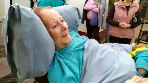 El traslado de Josefina, la mujer de 76 años enferma crónica