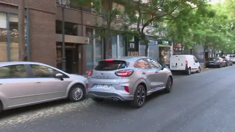 Un coche aparcando Un coche aparcando