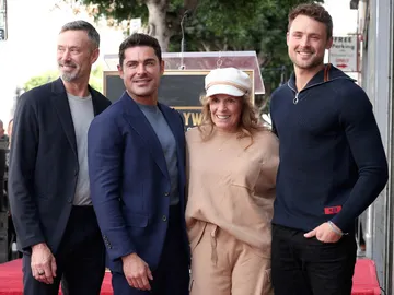 Zac Efron con sus padres, David Efron y Starla Baskett, y su hermano Dylan tras recibir su estrella del Paseo de la Fama Zac Efron con sus padres, David Efron y Starla Baskett, y su hermano Dylan tras recibir su estrella del Paseo de la Fama