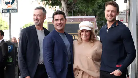 Zac Efron con sus padres, David Efron y Starla Baskett, y su hermano Dylan tras recibir su estrella del Paseo de la Fama Zac Efron con sus padres, David Efron y Starla Baskett, y su hermano Dylan tras recibir su estrella del Paseo de la Fama