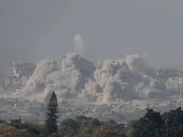 Israel continúa su ofensiva en Gaza y recupera el cuerpo de un rehén Israel continúa su ofensiva en Gaza y recupera el cuerpo de un rehén