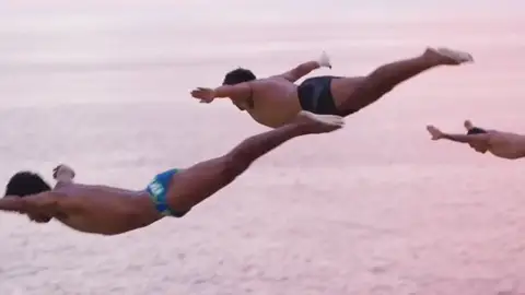 Clavadistas tirándose de un acantilado en Acapulco Clavadistas tirándose de un acantilado en Acapulco
