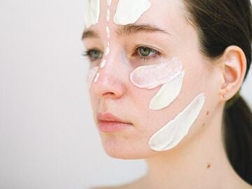 Una mujer con crema en la cara