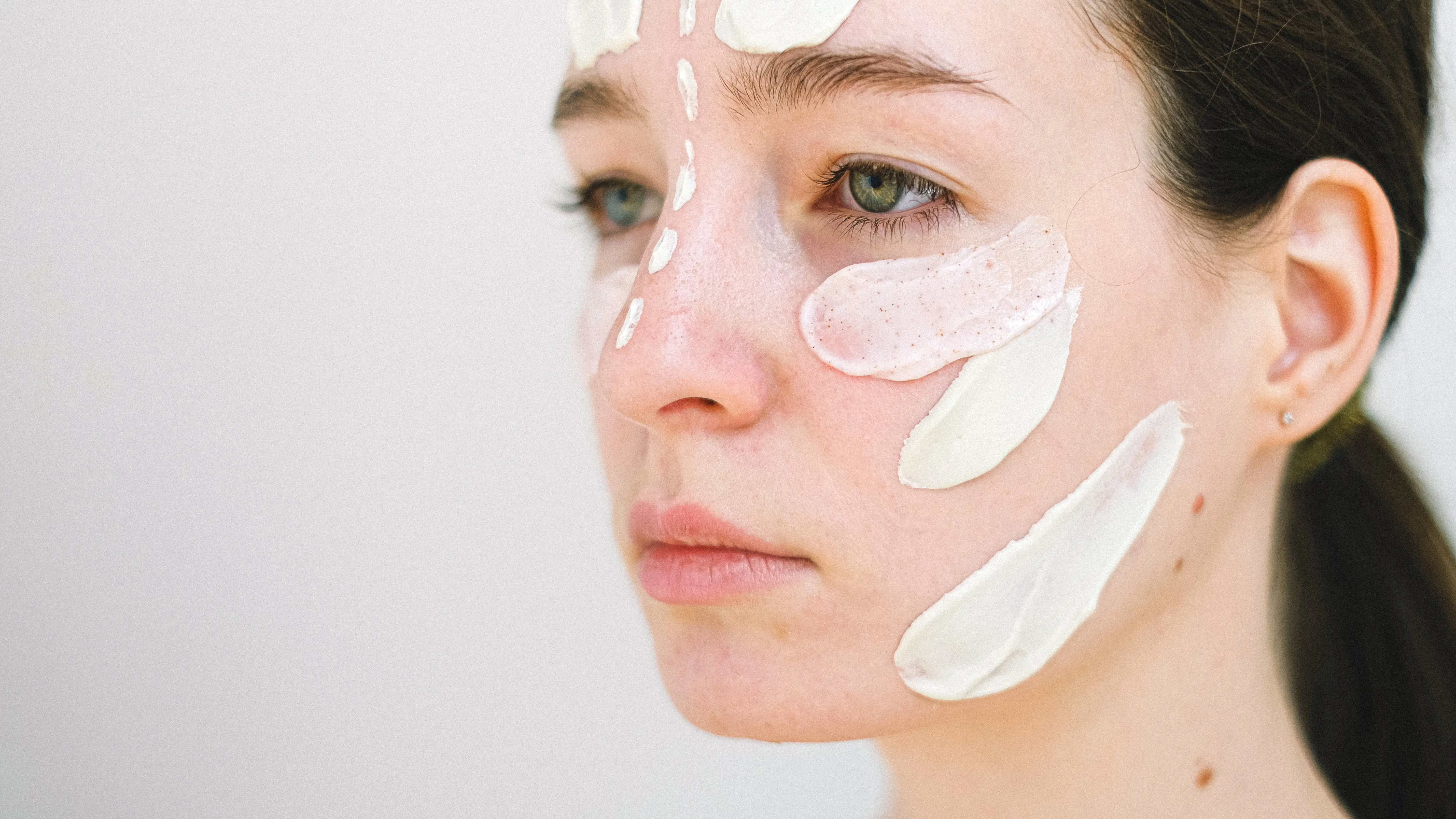 Una mujer con crema en la cara