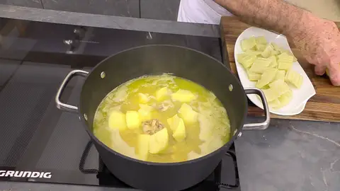 Cuando el morcillo ya esté tierno, añade las patatas peladas Cuando el morcillo ya esté tierno, añade las patatas peladas