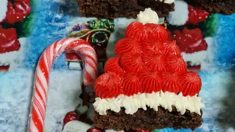 Brownie en forma de gorro de Papá Noel. Brownie en forma de gorro de Papá Noel.