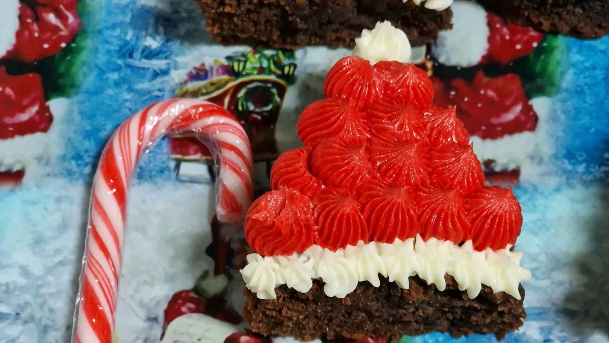 Brownie en forma de gorro de Papá Noel. Brownie en forma de gorro de Papá Noel.
