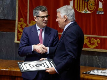 El ministro de Presidencia, Justicia y Relaciones con las Cortes, Félix Bolaños, junto al presidente ejecutivo de Mutua Madrileña, Ignacio Garralda