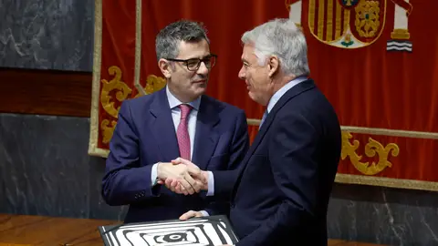 El ministro de Presidencia, Justicia y Relaciones con las Cortes, Félix Bolaños, junto al presidente ejecutivo de Mutua Madrileña, Ignacio Garralda