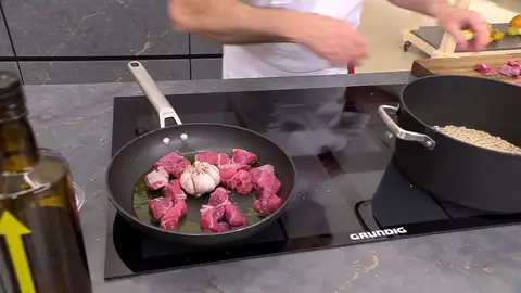 Pon la cabeza de ajo y la carne salpimentada Pon la cabeza de ajo y la carne salpimentada