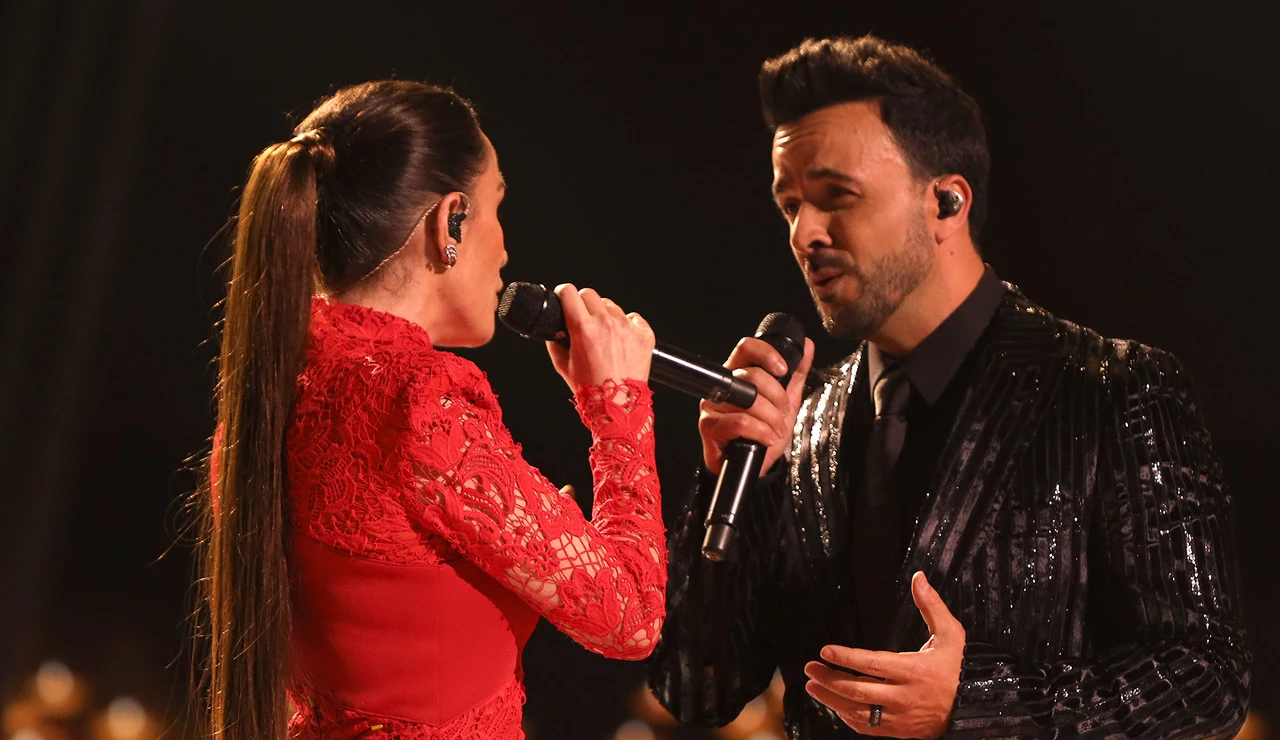 Malú y Luis Fonsi unen sus voces en la Gran Final de La Voz para cantar Ahora tú 