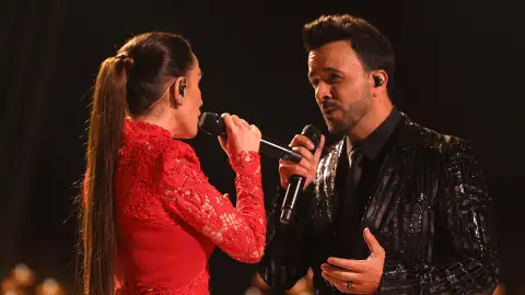 Malú y Luis Fonsi unen sus voces en la Gran Final de La Voz para cantar Ahora tú 