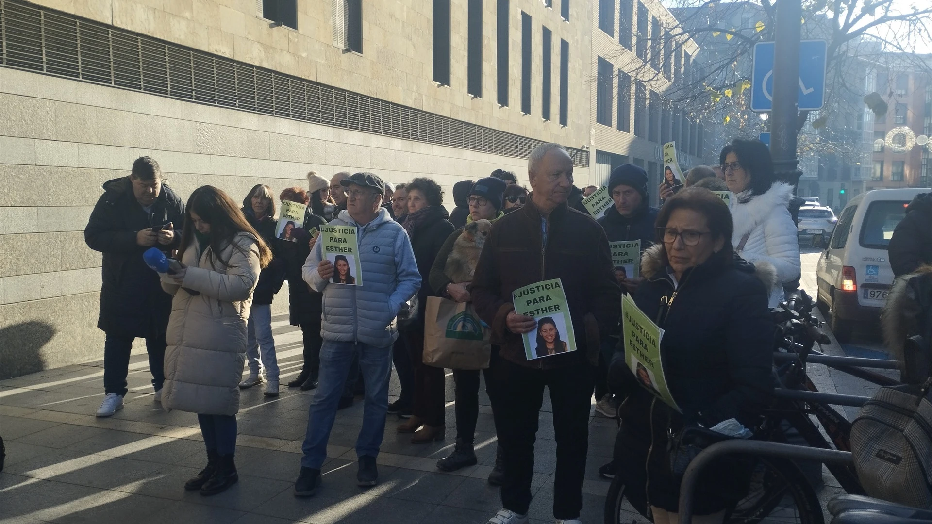 amiliares y el entorno de Esther López amiliares y el entorno de Esther López