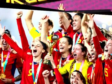 Imagen de la Selección Española Femenina levantando el trofeo de campeonas del mundo