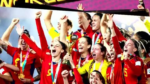 Imagen de la Selección Española Femenina levantando el trofeo de campeonas del mundo