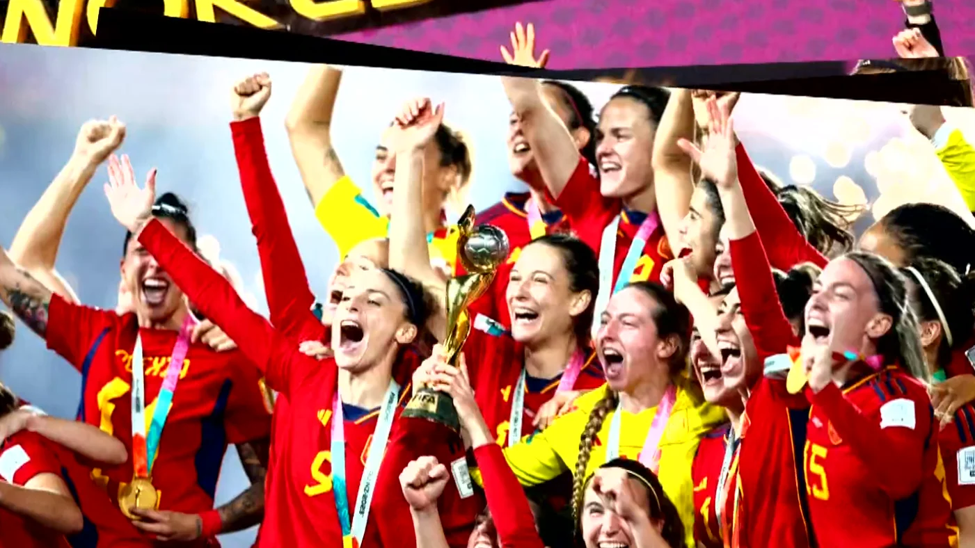 Imagen de la Selecci&oacute;n Espa&ntilde;ola Femenina levantando el trofeo de campeonas del mundo