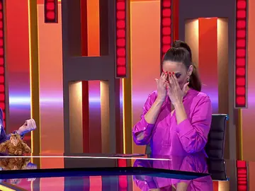 Nuria Fergó no puede creerse el surrealista fallo que ha cometido Nuria Fergó no puede creerse el surrealista fallo que ha cometido