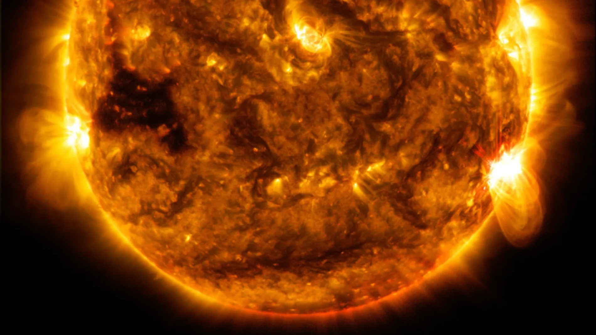 El Observatorio de Dinámica Solar de la NASA capturó esta imagen de una erupción solar -como se ve en el destello brillante en la extremidad inferior derecha del Sol- a las 8:12 p.m. EDT del 1 de octubre de 2015. La imagen es una mezcla de tres longitudes de onda de luz ultravioleta extrema que han sido coloreadas.