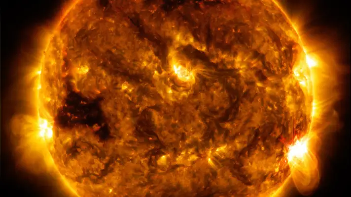 El Observatorio de Dinámica Solar de la NASA capturó esta imagen de una erupción solar -como se ve en el destello brillante en la extremidad inferior derecha del Sol- a las 8:12 p.m. EDT del 1 de octubre de 2015. La imagen es una mezcla de tres longitudes de onda de luz ultravioleta extrema que han sido coloreadas. El Observatorio de Dinámica Solar de la NASA capturó esta imagen de una erupción solar -como se ve en el destello brillante en la extremidad inferior derecha del Sol- a las 8:12 p.m. EDT del 1 de octubre de 2015. La imagen es una mezcla de tres longitudes de onda de luz ultravioleta extrema que han sido coloreadas.